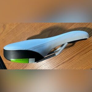 DEVINE DESIGNS White & Black BICYCLE BIKE SEAT  10 1/2” x 7” NEW!